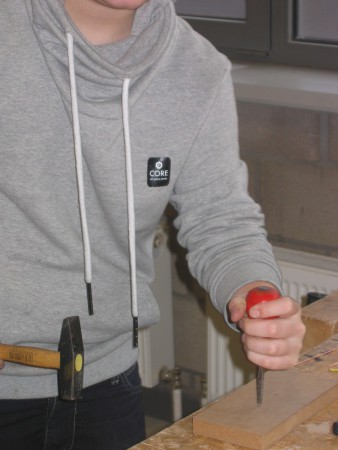 gebruik van priem om het schroefje gemakkelijker vast te kunnen draaien